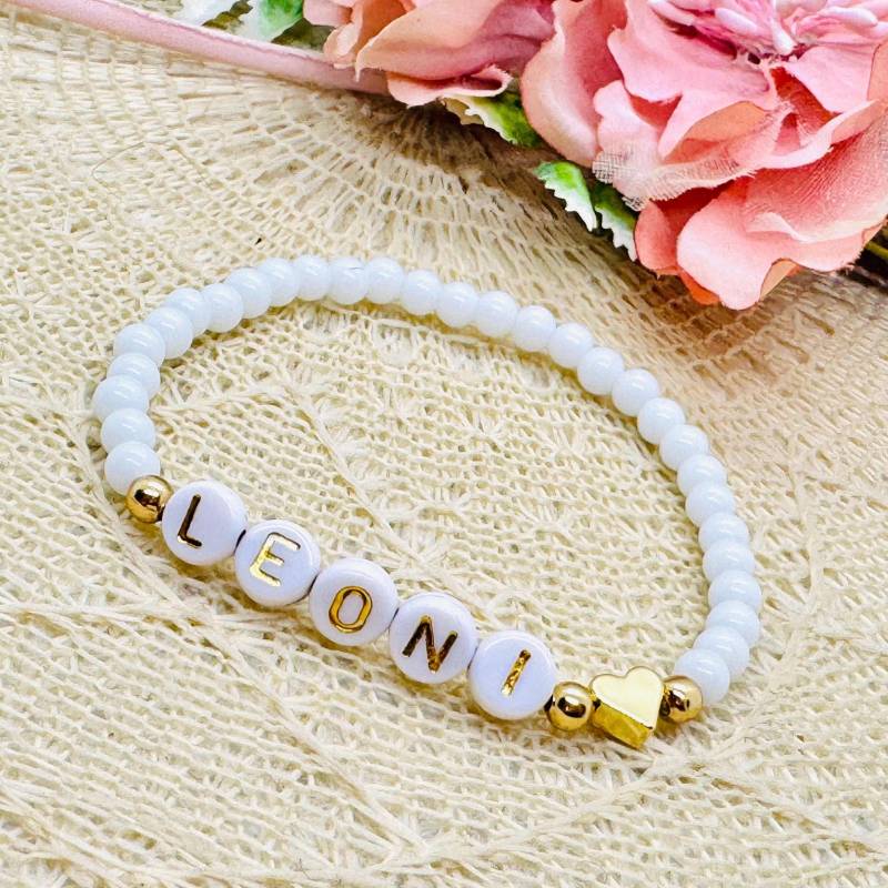 Personalisiertes Perlenarmband Weiß Mit Messing Herz - Armband Name Geschenk Für Freundin Mama Schwester von GluecksengeI