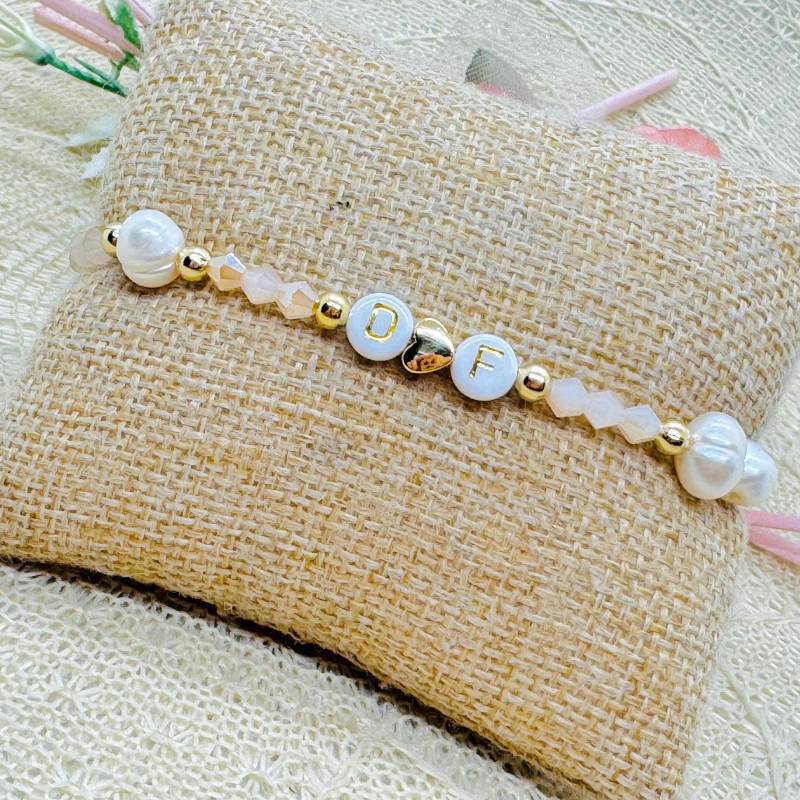 Personalisiertes Perlenarmband Zweifarbig Mit Süßwasserperlen U. Herz - Armband Beige Buchstabe von GluecksengeI