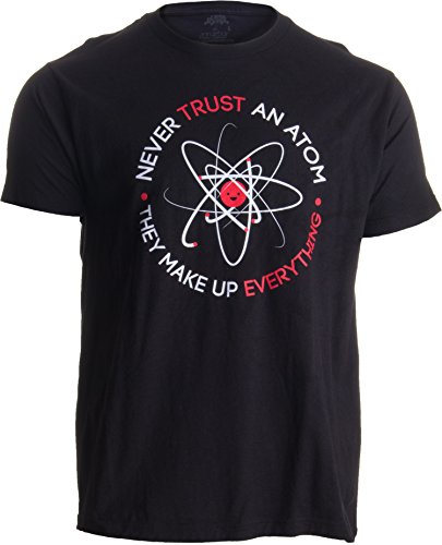 „Never Trust an Atom, They Make Up Everything“ („Traue Niemals einem Atom, aus ihnen besteht Alles“) - lustiges Shirt mit Wortspiel zum Thema Wissenschaft Herren/Unisex T-Shirt mit Schriftzug - 2XL von Ann Arbor T-shirt Co.