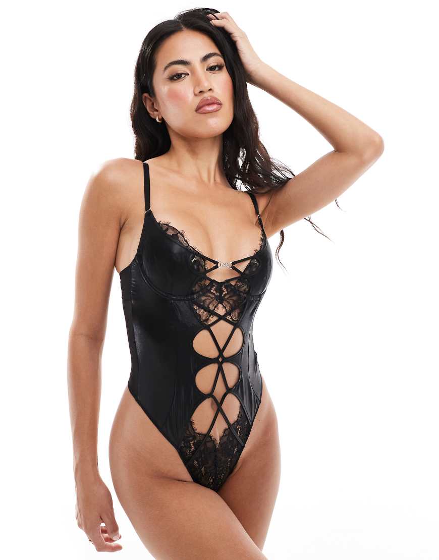 Ann Summers - Liberating - Unwattierter Kunstleder-Body in schwarzem Wetlook mit kontrastierender Wimpernspitze Ann Summers - Liberating - Unwattierter Kunstleder-Body in schwarzem Wetlook mit kontrastierender Wimpernspitze von Ann Summers