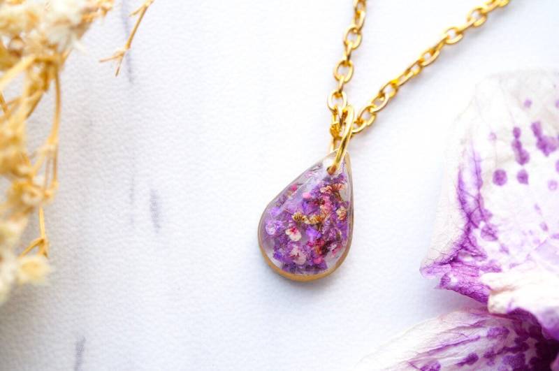 Echte Gepresste Blüten Und Resin Halskette, Kleiner Goldtropfen in Lila von AnnAndJoy