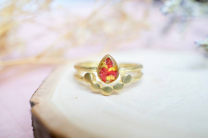 Echte Gepresste Blume Und Harz Ring, Gold Träne in Rot Gelb von AnnAndJoy