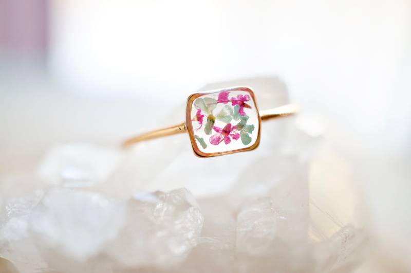 Echte Gepresste Blume Und Resin Ring, Goldband in Mint Pink von AnnAndJoy