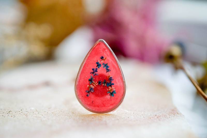 Echte Gepresste Blume Und Resin Ring, Initial Tropfen in Rosa von AnnAndJoy