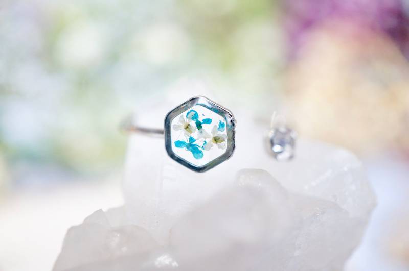 Echte Gepresste Blume Und Resin Ring, Silber Sechseck in Teal Weiß von AnnAndJoy