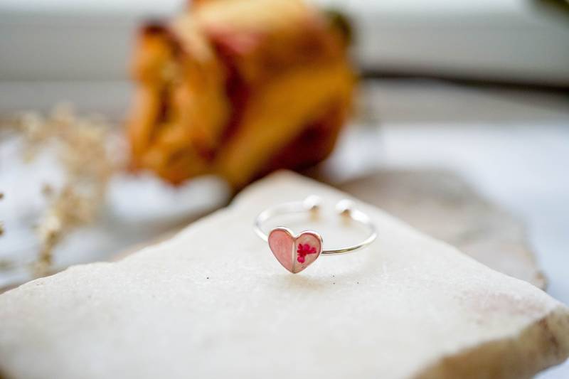 Echte Gepresste Blume Und Resin Ring, Weiß Mint Herz Ring von AnnAndJoy