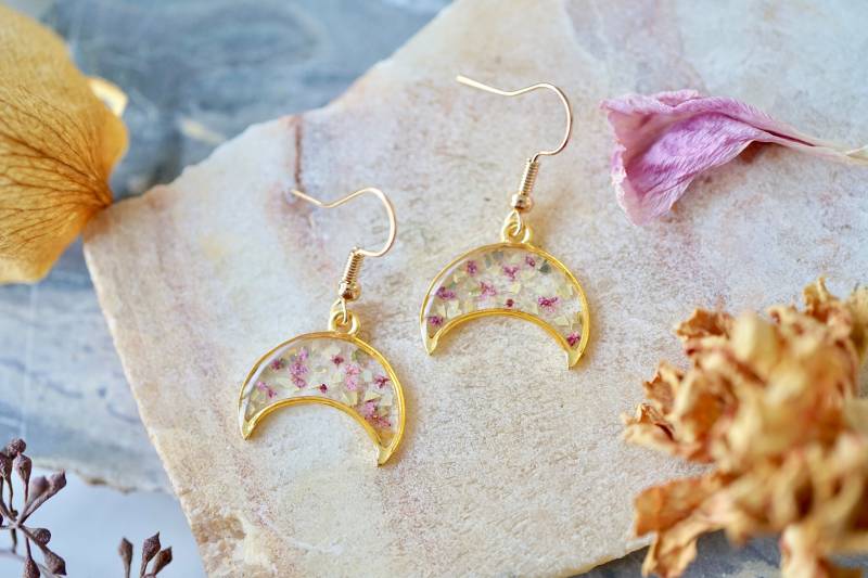 Echte Gepresste Blumen Ohrringe, Gold Mond Tropfen in Rosa Mit Glasglitter von AnnAndJoy
