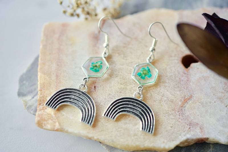 Echte Gepresste Blumen Ohrringe, Silber Regenbogen Tropfen in Teal von AnnAndJoy