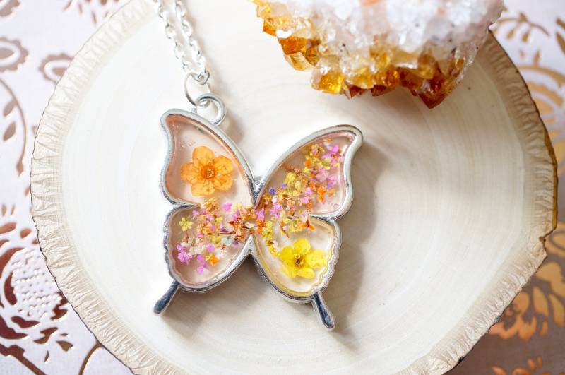 Echte Gepresste Blumen Und Harz Halskette, Silber Schmetterling in Orange Gelb Pinks von AnnAndJoy