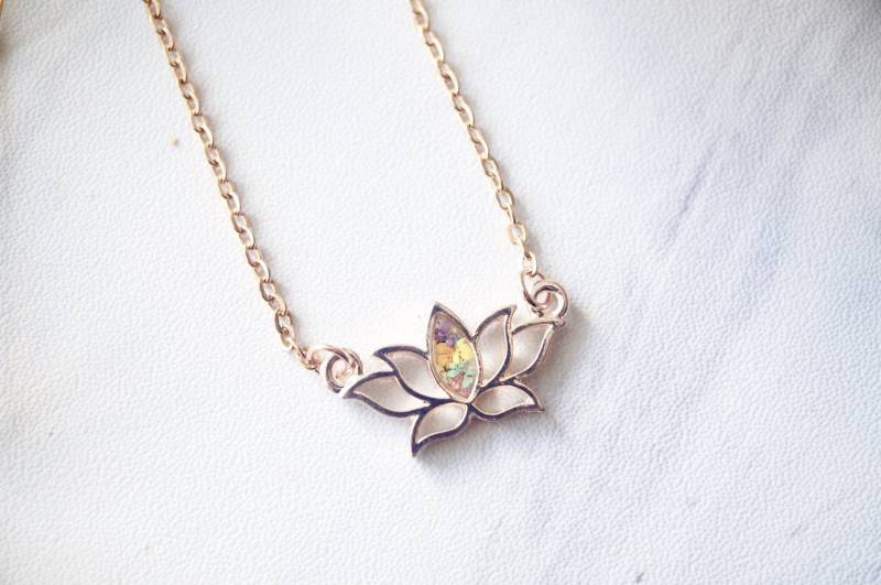Echte Gepresste Blumen Und Harz Halskette Rose Gold Lotus Flower von AnnAndJoy