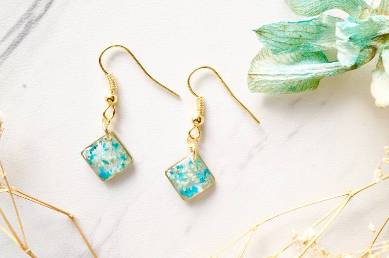 Echte Gepresste Blumen Und Harz Ohrringe, Gold Diamant Tropfen in Teal Mint von AnnAndJoy