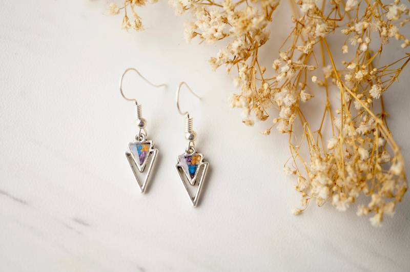 Echte Gepresste Blumen Und Harz Ohrringe, Silber Pfeilspitzen Tropfen in Lila Blau Orange von AnnAndJoy