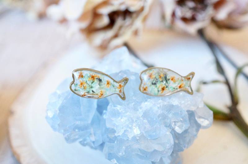 Echte Gepresste Blumen Und Resin, Fisch Ohrstecker in Mint Orange von AnnAndJoy