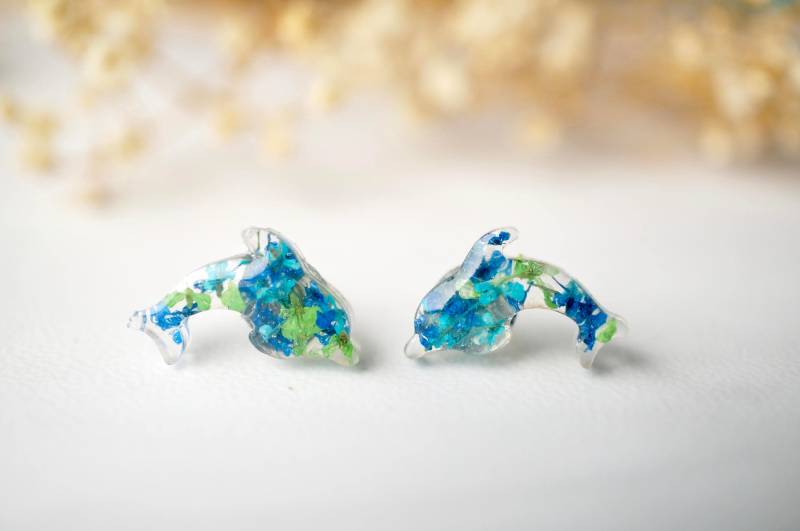 Echte Gepresste Blumen Und Resin Delfin Ohrstecker in Grün Blau von AnnAndJoy