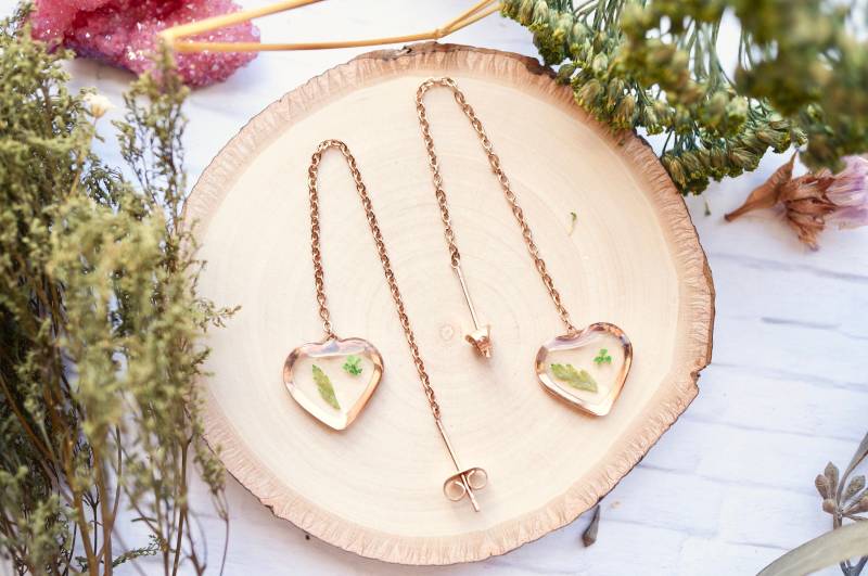 Echte Gepresste Blumen Und Resin Einfädler Ohrringe, Rosegold Herz in Grün von AnnAndJoy