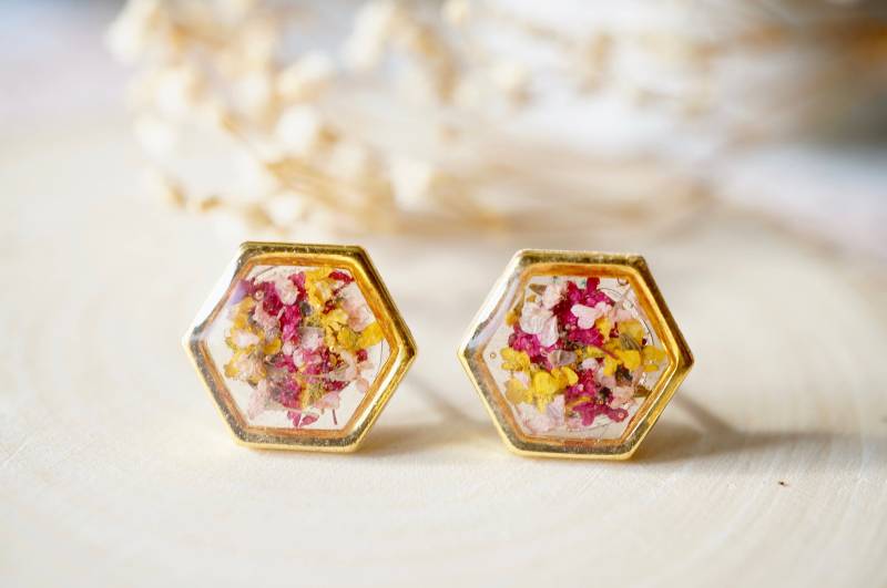 Echte Gepresste Blumen Und Resin Hexagon Gold Ohrstecker in Gelb Pink Magenta von AnnAndJoy