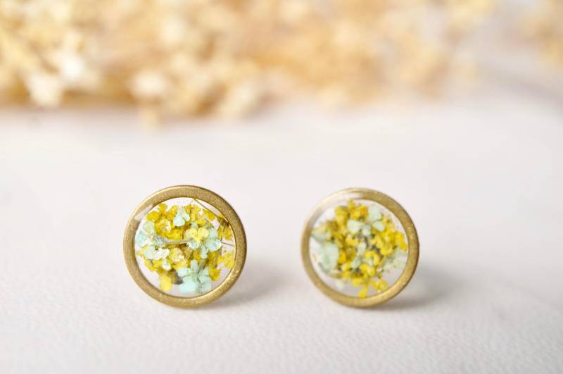 Echte Gepresste Blumen Und Resin Ohrstecker, Gold Kreis in Mint Gelb von AnnAndJoy