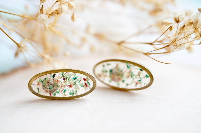 Echte Gepresste Blumen Und Resin Ohrstecker, Gold Ovale in Teal Rose Weiß von AnnAndJoy