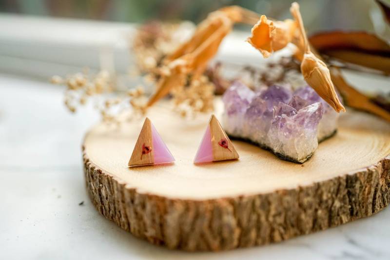 Echte Gepresste Blumen Und Resin Ohrstecker, Lila Mit Holz Rosa Echte Gepresste Blumen Und Resin Ohrstecker, Lila Mit Holz Rosa von AnnAndJoy