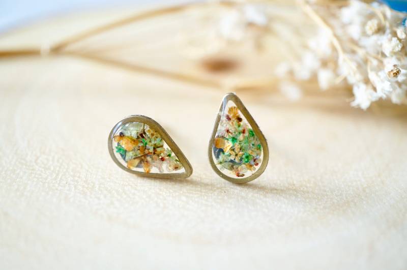 Echte Gepresste Blumen Und Resin Ohrstecker, Messing Tropfen in Grün Orange Pink Mix von AnnAndJoy