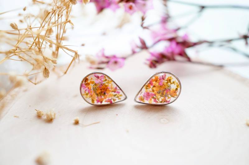 Echte Gepresste Blumen Und Resin Ohrstecker, Silbertropfen in Pink Orange Gelb von AnnAndJoy