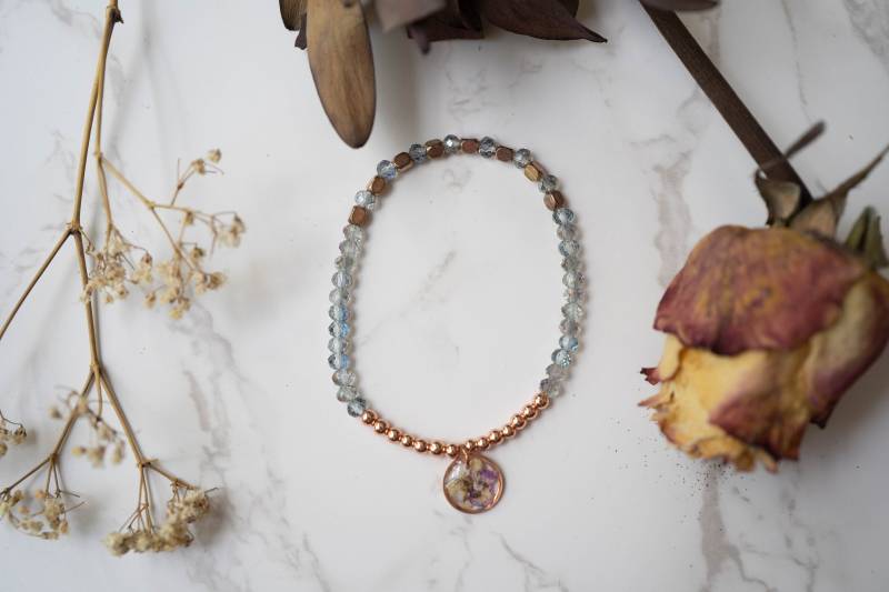 Echte Gepresste Blumen Und Resin Perlen Armband, Roségold Blaue Mit Lila Weißen Alyssum Blüten von AnnAndJoy