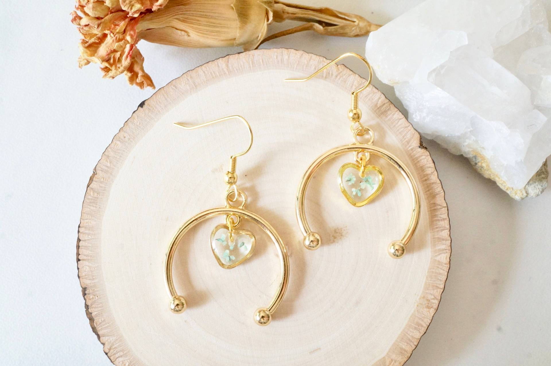 Echte Gepresste Blumen Und Resin Tropfen Ohrringe, Goldherz Hufeisen in Mint Echte Gepresste Blumen Und Resin Tropfen Ohrringe, Goldherz Hufeisen in Mint von AnnAndJoy