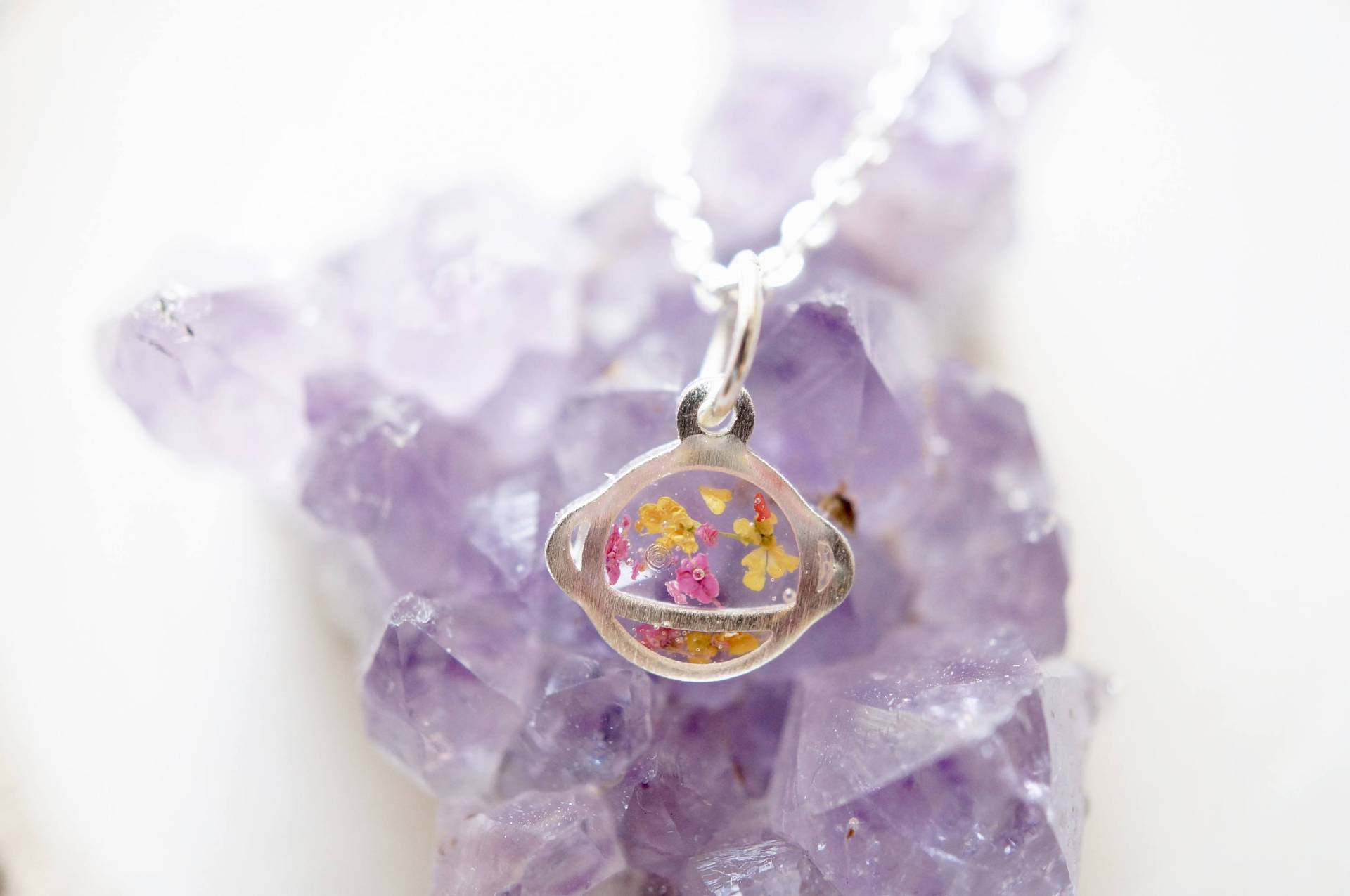 Echte Gepresste Blumen in Harz, Kleine Silberkette Mit Planeten Pink Und Gelb von AnnAndJoy