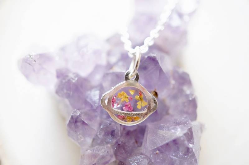 Echte Gepresste Blumen in Harz, Kleine Silberkette Mit Planeten Pink Und Gelb von AnnAndJoy