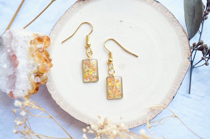 Echte Getrocknete Blumen Und Harz Ohrringe, Gold Rechteck Tropfen in Orange Gelb Weiß, Herbst Schmuck, Schmuck von AnnAndJoy