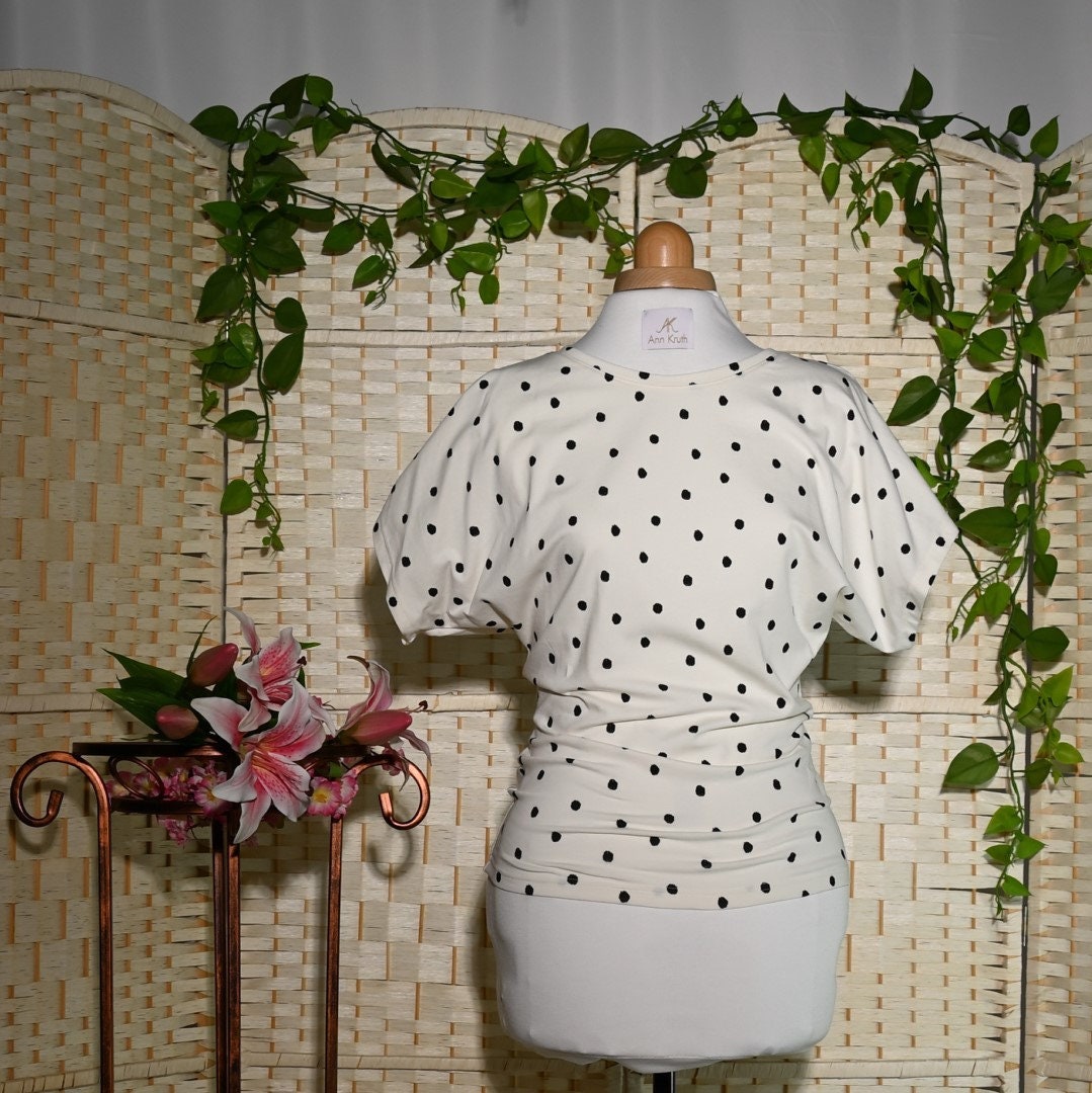 Weißes Shirt Mit Tupfen/ Punkten von AnnKruthDesign