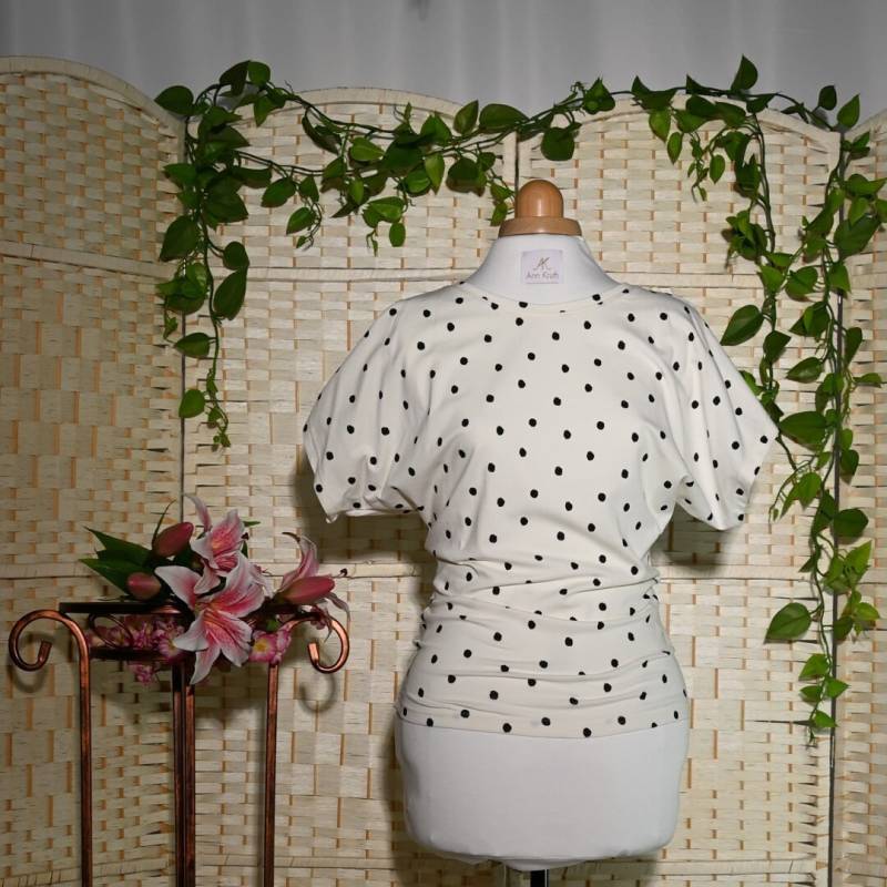 Weißes Shirt Mit Tupfen/ Punkten von AnnKruthDesign