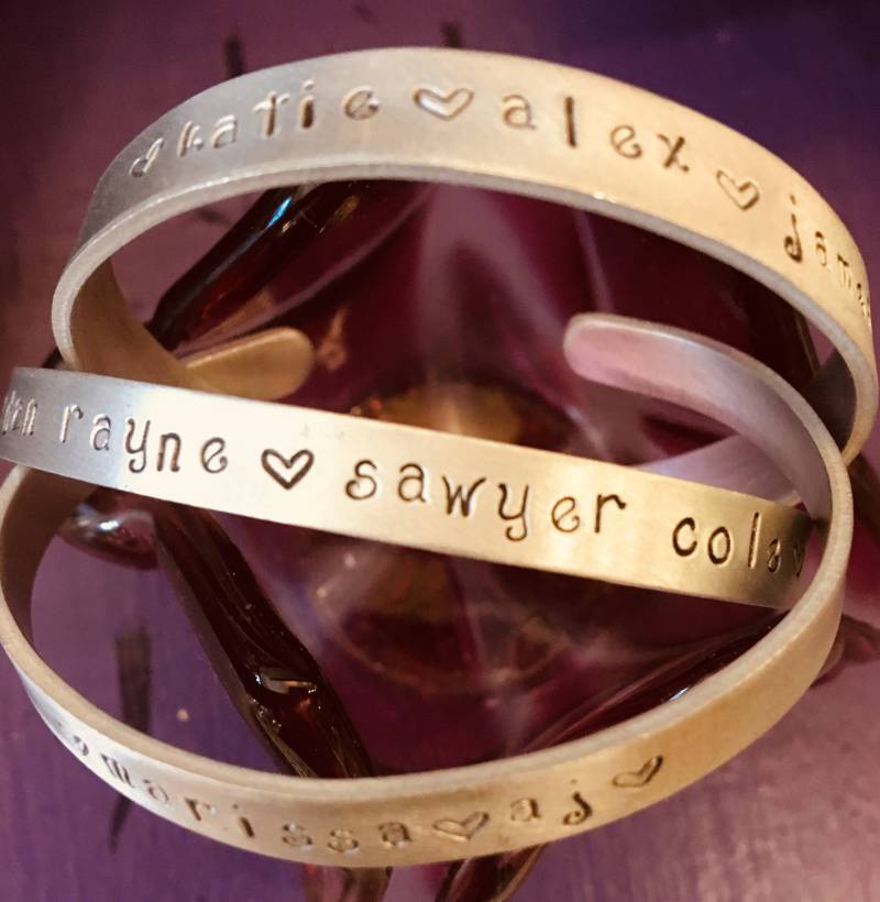 Mutter Oder Großmutter's Manschettenarmband, Personalisiert Mit Den Namen Der Kinder, Handgestempeltes, Nicht Anlaufendes Manschettenarmband Aus von AnnPedenJewelry