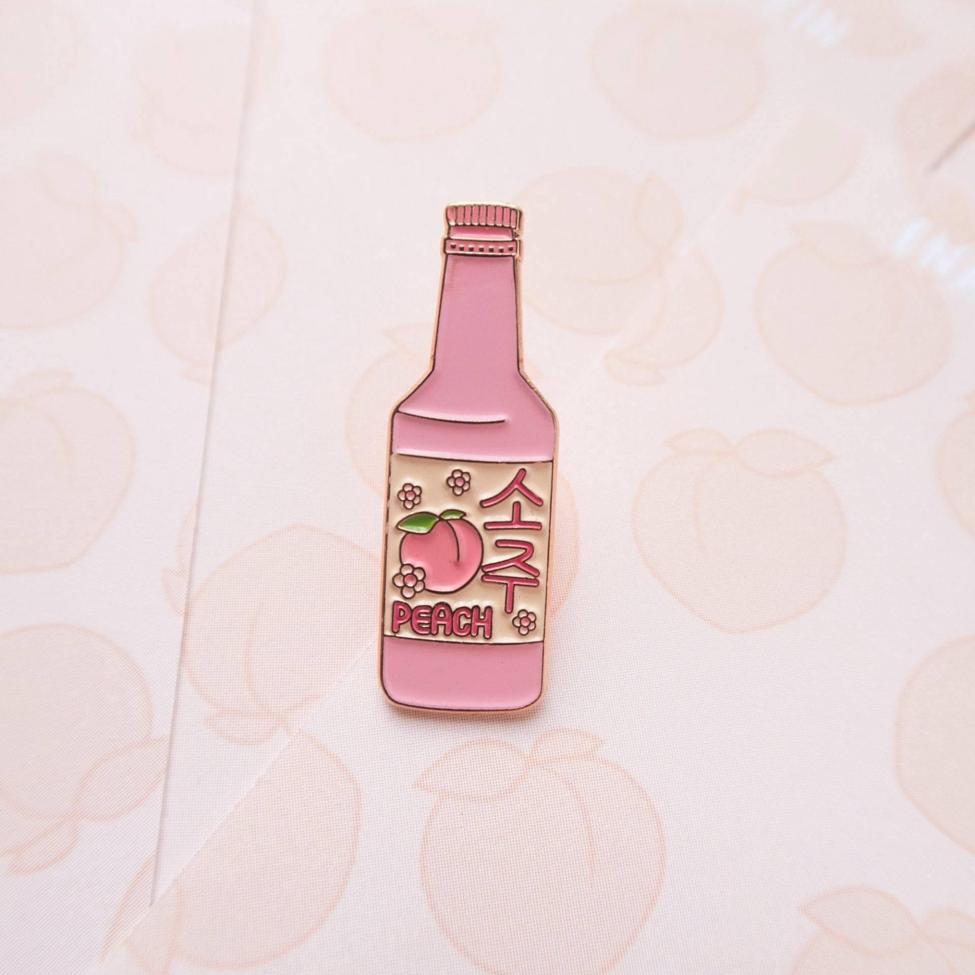 Pfirsich Soju Emaille Pin | Von Annsun Pfirsich Soju Emaille Pin | Von Annsun von AnnSunn