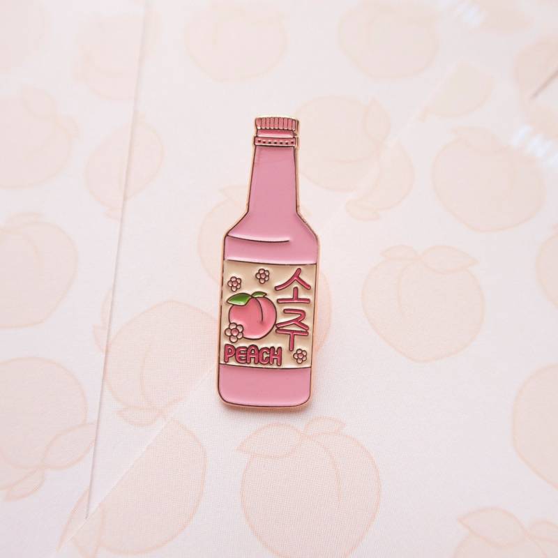 Pfirsich Soju Emaille Pin | Von Annsun Pfirsich Soju Emaille Pin | Von Annsun von AnnSunn