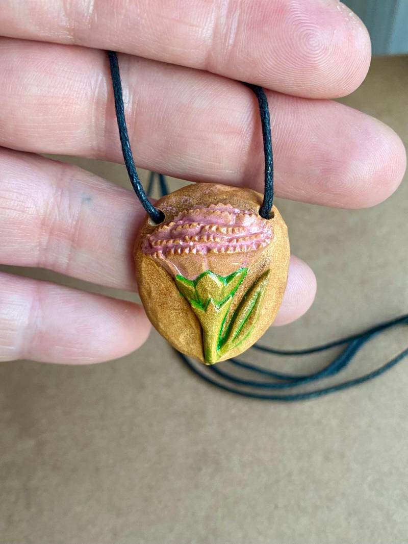 Handgeschnitzte Halskette Aus Avocadokern Und Nelke. Natürlicher Schmuck von AnnaArk