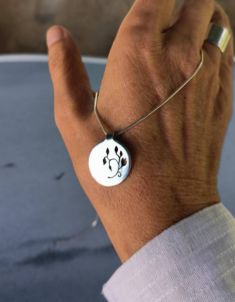 Sa39 „Shy Rose" - Silberner Münzanhänger von AnnaAstromArt