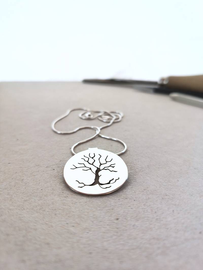 Sac6 „Wise Tree Of Life" - Großer Silberner Münzanhänger, Der Die Kraft Natur Und Des Lebens Symbolisiert von AnnaAstromArt