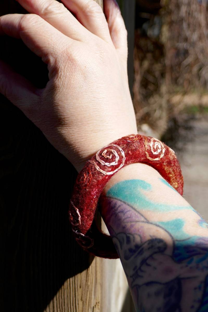 Armreif Gefilzt Und Bestickt - Tragbare Kunst Ein Anna Blumenkind Unikat Handgefilzter Armschmuck Mit Stickerei von AnnaBlumenkind