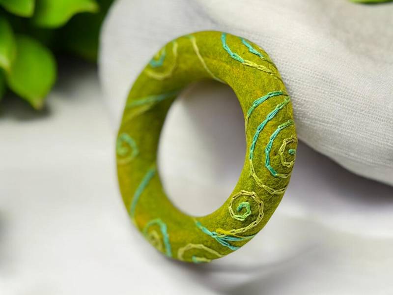 Armreif Gefilzt Und Bestickt in Grüntönen - Ein Anna Blumenkind Unikat Handgefilzter Armschmuck Mit Stickerei von AnnaBlumenkind