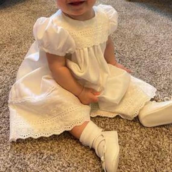 Bethany Kleid, Spitze Taufe, Taufe Baby Segnen Säugling Pique Kleid, Baby Mädchen Spitzenkleid, Handgemachte Erbstück, Milch Weiß von AnnaBouche