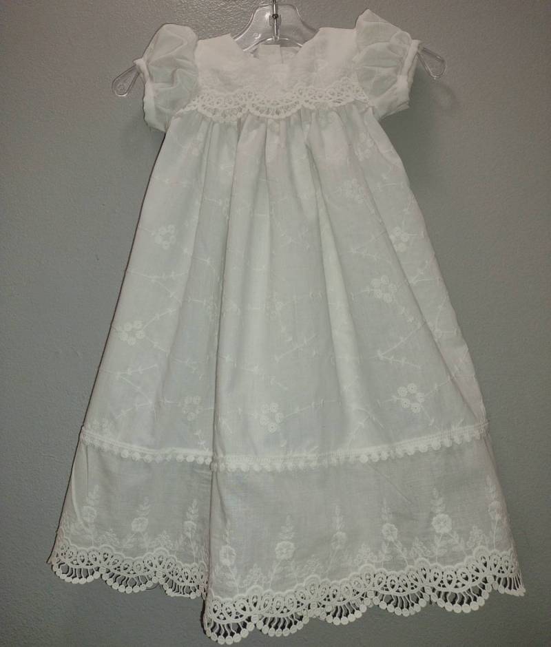 Mia Spitzenkleid, Taufkleid Spitze, Baby-Segenskleid, Handgemachtes Erbstück, Baby-Mädchen-Spitzenkleid, Bestickte Baumwolle, Säuglingskleid von AnnaBouche