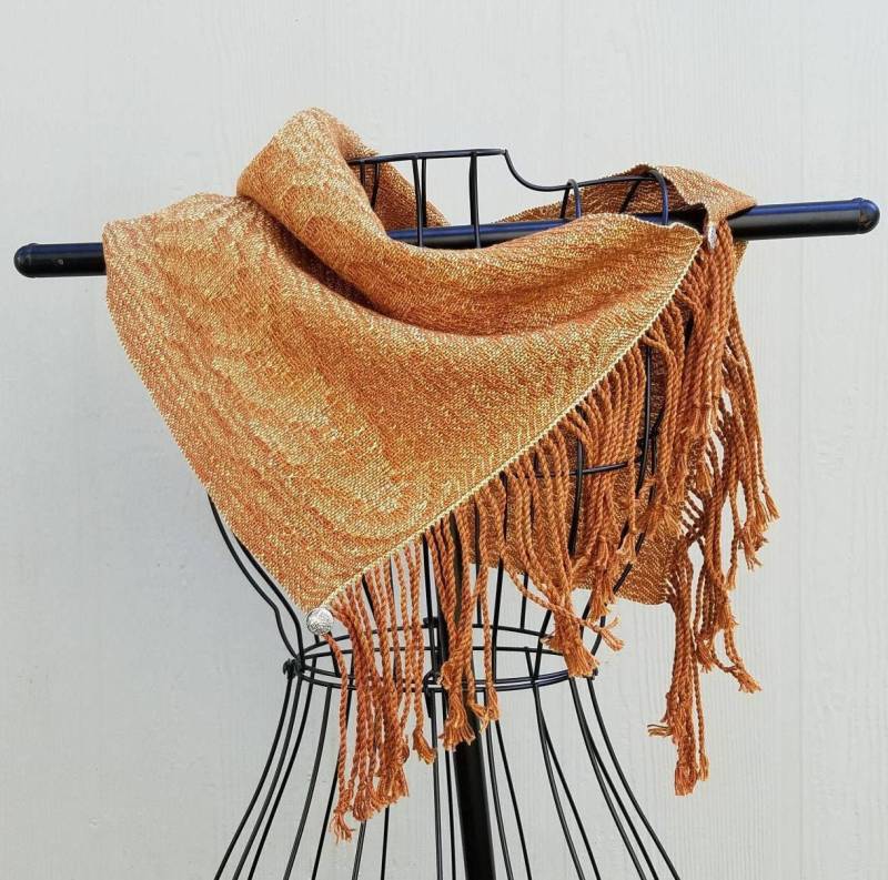 Brauner Knopfschal Mit Holzmaserung, Handgewebter Schal Aus Baumwolle Und Tencel, Eleganter Moderner Schal, Neutrale Accessoires Brauner Knopfschal Mit Holzmaserung, Handgewebter Schal Aus Baumwolle Und Tencel, Eleganter Moderner Schal, Neutrale Accessoires von AnnaBweaving