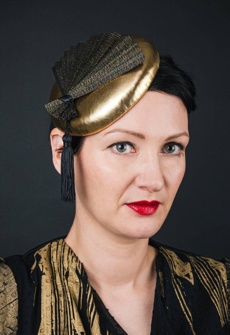 Metallic Goldfarbener Kleiner Hut Oder Fascinator Mit Fächerverzierung Und Quaste von AnnaDominoes