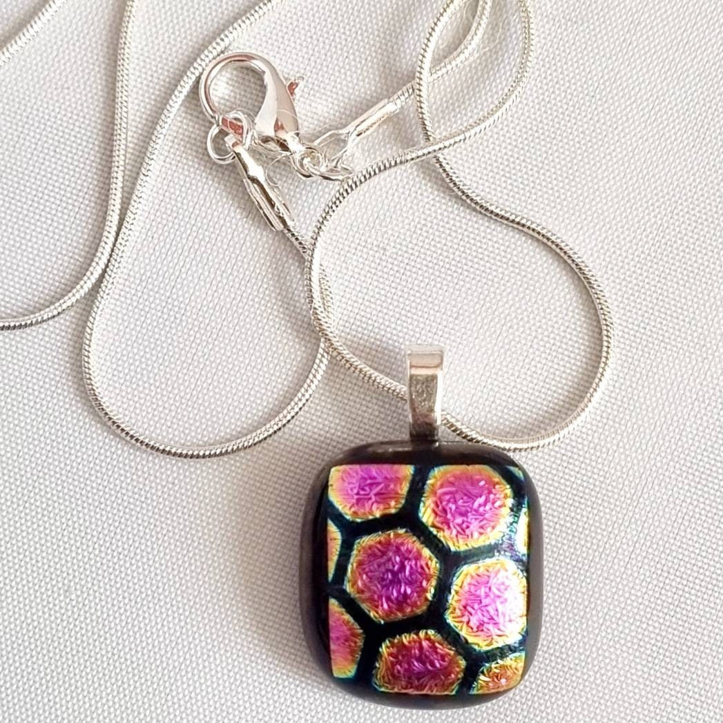 Geschmolzener Dichroic Glasanhänger An 16-Zoll Versilberter Kette. Ovp. Schönes, Farbenfrohes Geschenk. Weihnachten. Geburtstage. Jederzeit Geschenk Geschmolzener Dichroic Glasanhänger An 16-Zoll Versilberter Kette. Ovp. Schönes, Farbenfrohes Geschenk. Weihnachten. Geburtstage. Jederzeit Geschenk von AnnaFindlay