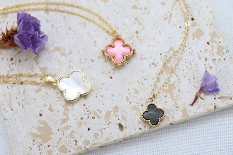 Perlmutt Klee Halskette Eleganter Gold Anhänger Für Glück Handgemachte Glücksbringer Mit Süßer von AnnaJewelleryStudio