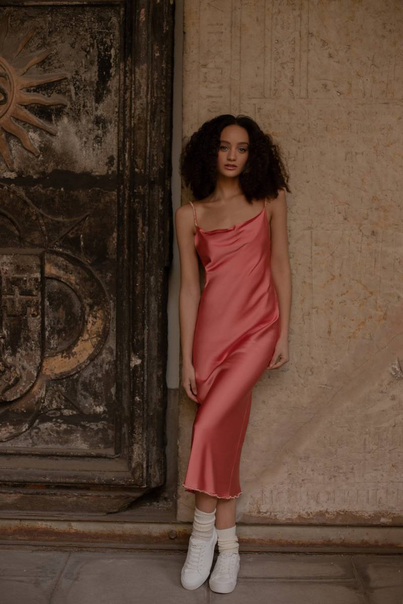 Midi-Trägerkleid Aus Seidiger Viskose Mit Luxuriösem Glanz Und Perlen | Größe Fr S Oder 36-38 von AnnaKovaDesign