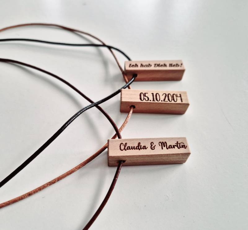Halskette Aus Leder Mit Holzanhänger Graviert , Freundschaftskette, Geschenk Für Partner, Induvidueller Schmuck, Persönliches von AnnaMadeManufactur
