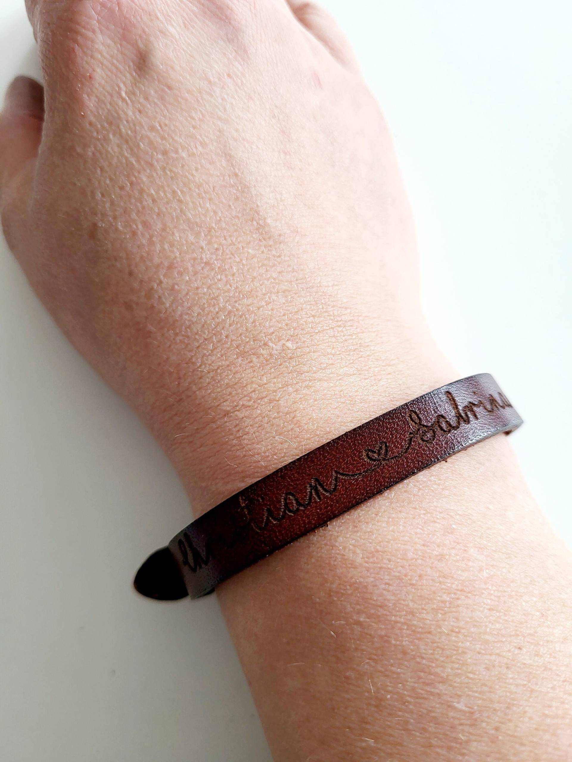 Lederarmband Mit Namen Oder Text/Personalisiertes Armband Armbänder Für Paare/ Freundschaftsarmband Handgelenk17-20cm von AnnaMadeManufactur