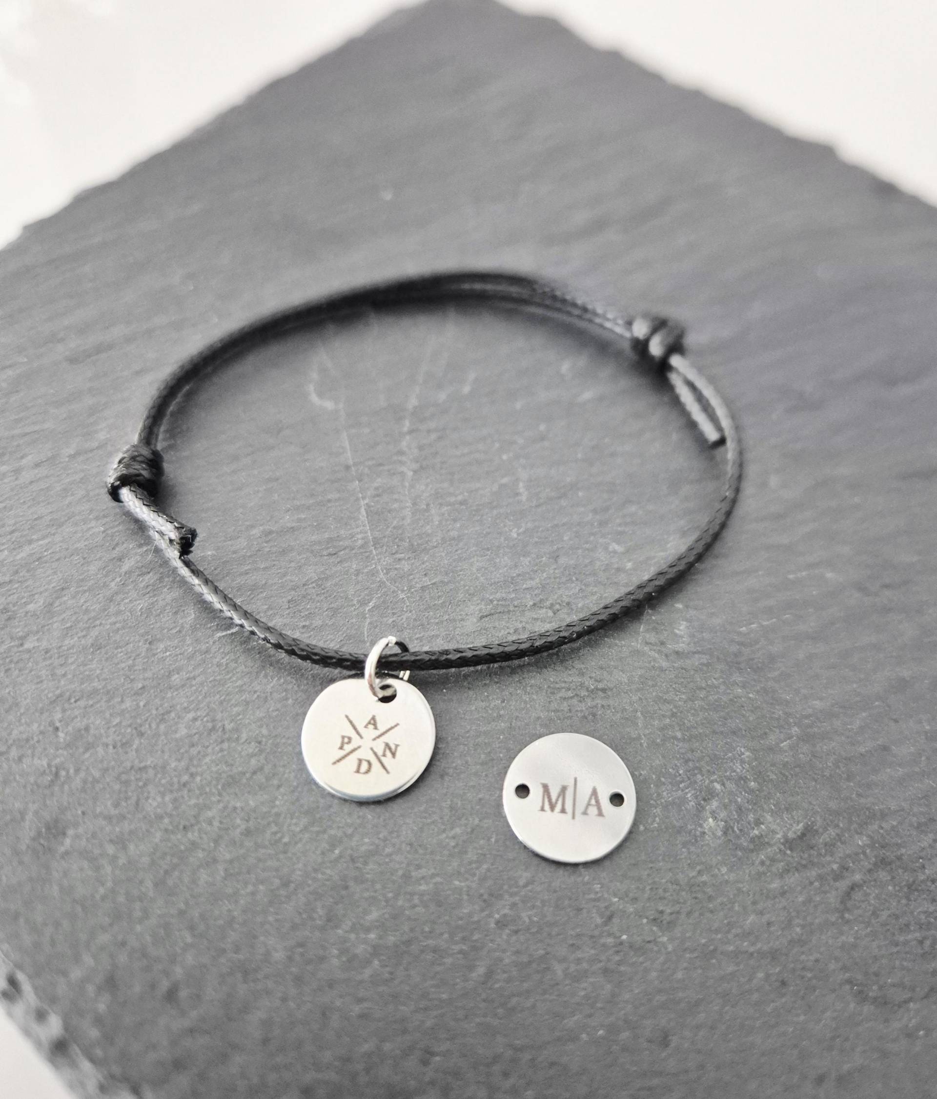 Verstellbares Armband Mit Anhänger Inkl. Initialien | 16010 von AnnaMadeManufactur